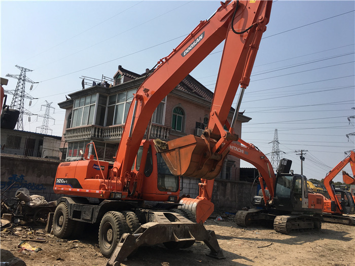 Doosan DH210w-7 wheel excavator - حفارة على عجلات: صور 3 Doosan DH210w-7 wheel excavator - حفارة على عجلات: صور 3