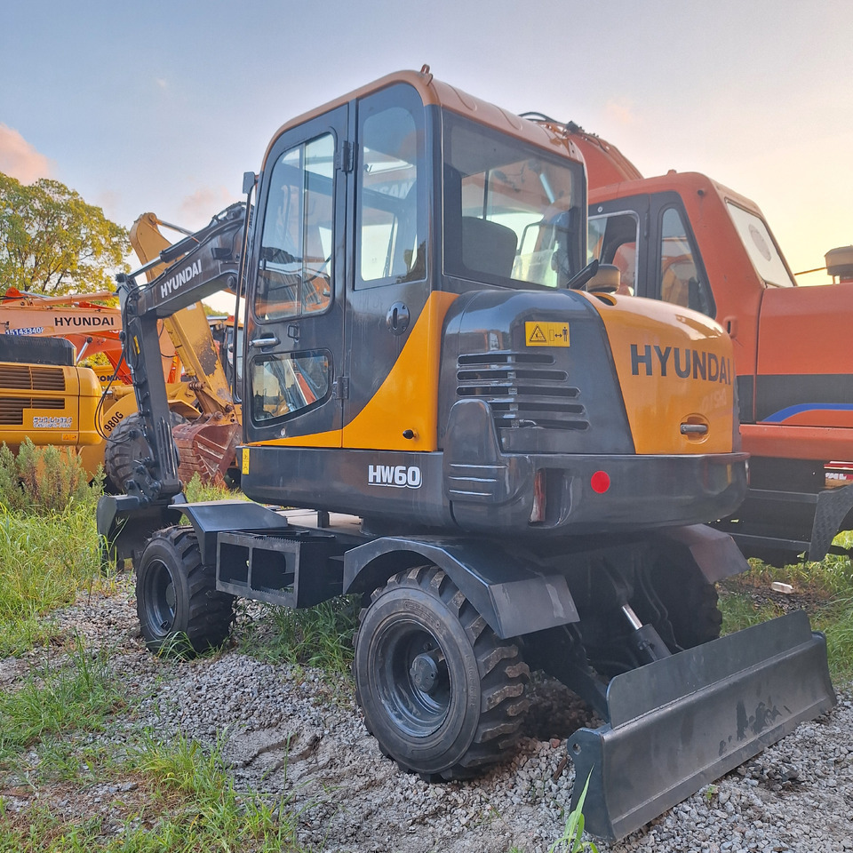 Hyundai 60vs excavator - حفارة على عجلات: صور 5 Hyundai 60vs excavator - حفارة على عجلات: صور 5