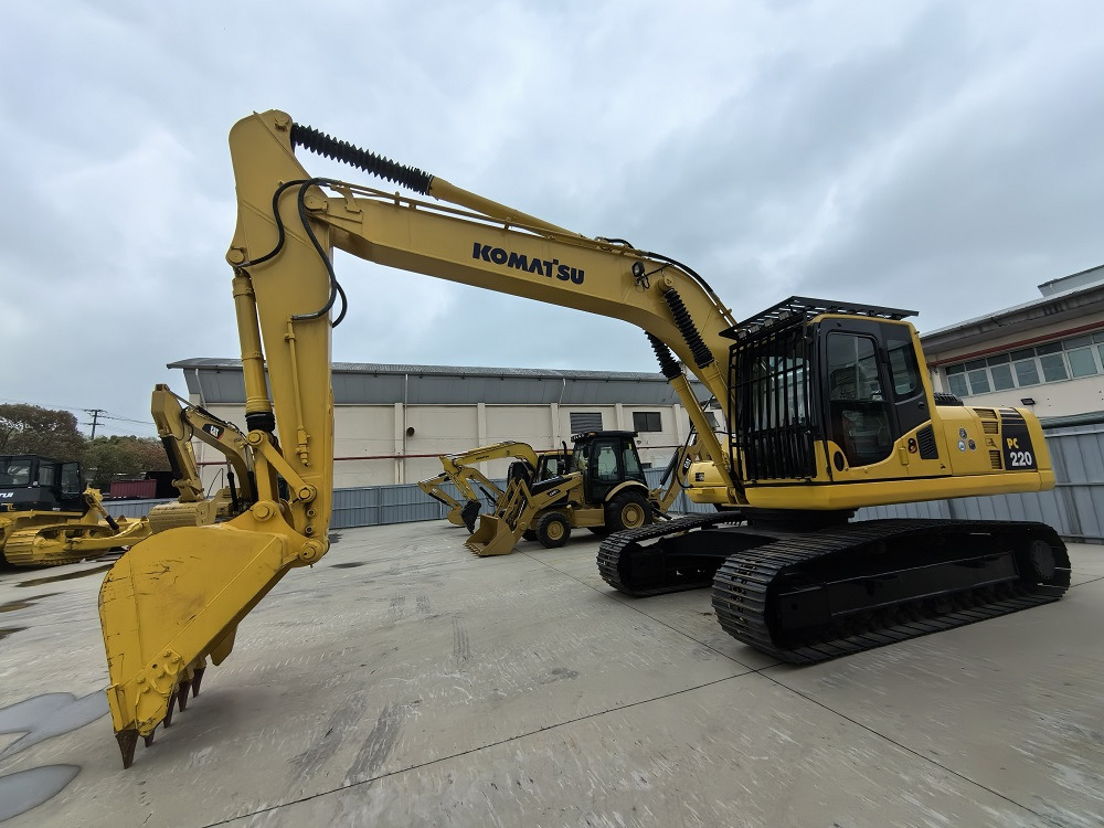 Komatsu PC 220-8 Excavator - حفارات زحافة: صور 2 Komatsu PC 220-8 Excavator - حفارات زحافة: صور 2