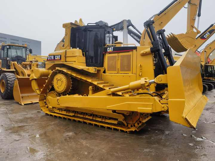 Second Hand Caterpillar CAT D7G D7R Bulldozer Used CAT D7R in stock in shanghai yard - بلدوزر: صور 2 Second Hand Caterpillar CAT D7G D7R Bulldozer Used CAT D7R in stock in shanghai yard - بلدوزر: صور 2