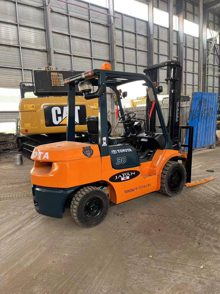 Toyota FD30 Forklift - رافعة شوكية ديزل: صور 4 Toyota FD30 Forklift - رافعة شوكية ديزل: صور 4