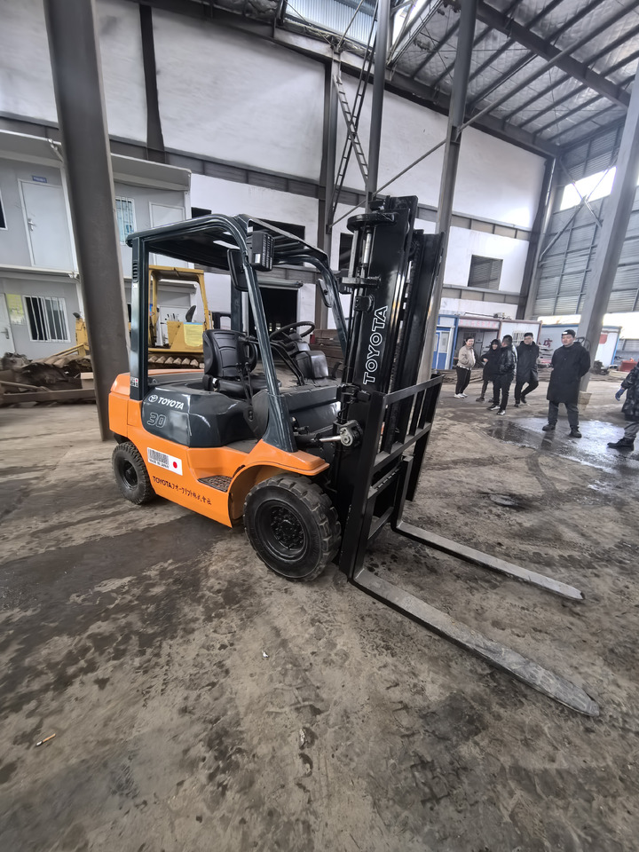 Toyota FD30 forklift - رافعة شوكية ديزل: صور 1 Toyota FD30 forklift - رافعة شوكية ديزل: صور 1