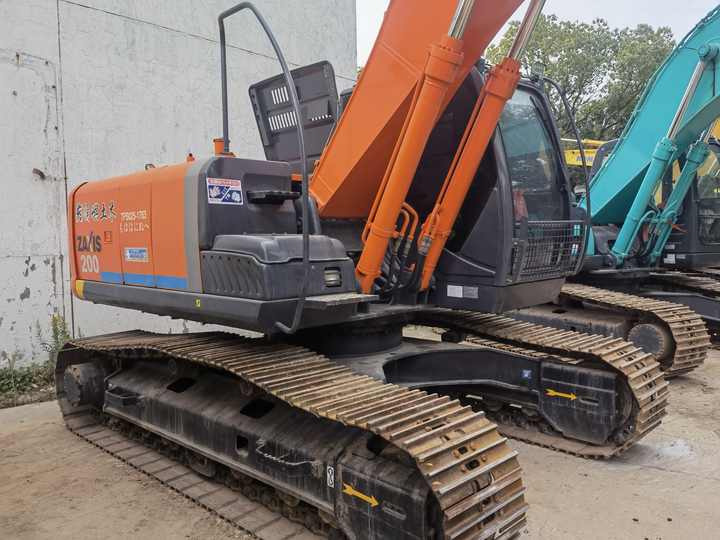 Used excavator Hitachi 20 ton original Japan Hitachi ZX200-3 ZX200-5G EX200-5 ZX240 Excavator FOR SALE - حفارة: صور 4 Used excavator Hitachi 20 ton original Japan Hitachi ZX200-3 ZX200-5G EX200-5 ZX240 Excavator FOR SALE - حفارة: صور 4