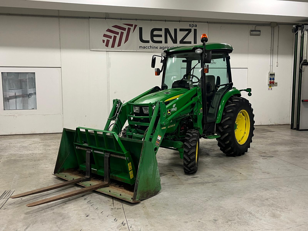 TRATTORE JOHN DEERE 4066 R ( IDROSTATICO ) - جرار: صور 2 TRATTORE JOHN DEERE 4066 R ( IDROSTATICO ) - جرار: صور 2