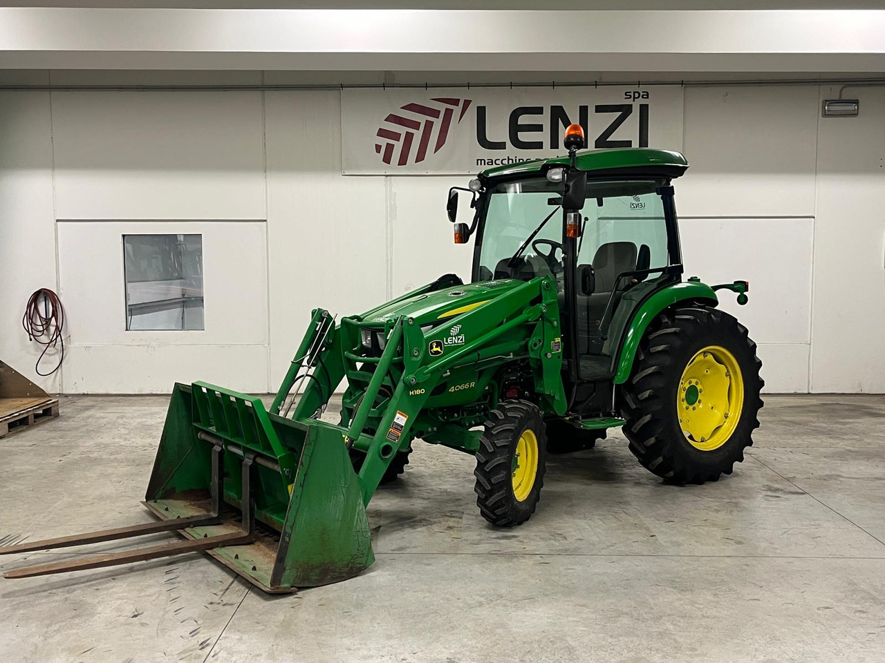 TRATTORE JOHN DEERE 4066 R ( IDROSTATICO ) - جرار: صور 1 TRATTORE JOHN DEERE 4066 R ( IDROSTATICO ) - جرار: صور 1