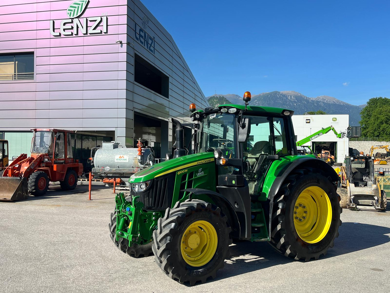 TRATTORE JOHN DEERE 6100M - جرار: صور 1 TRATTORE JOHN DEERE 6100M - جرار: صور 1