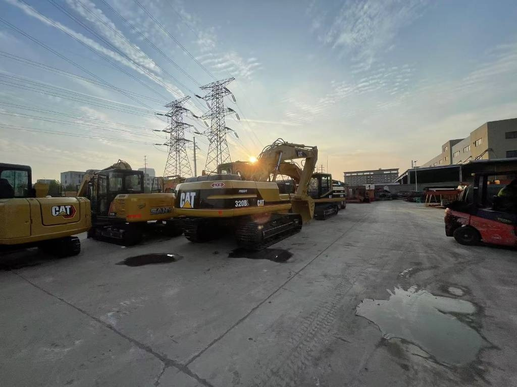 CAT 320 B - حفارات زحافة: صور 1 CAT 320 B - حفارات زحافة: صور 1