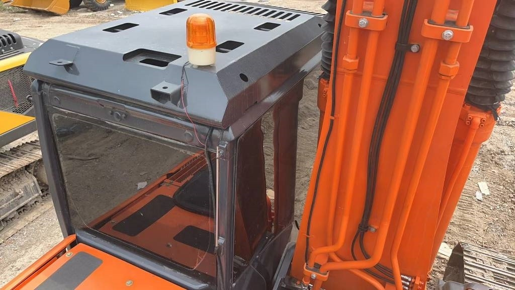 Hitachi Zaxis 210 H-3 - حفارات زحافة: صور 4 Hitachi Zaxis 210 H-3 - حفارات زحافة: صور 4