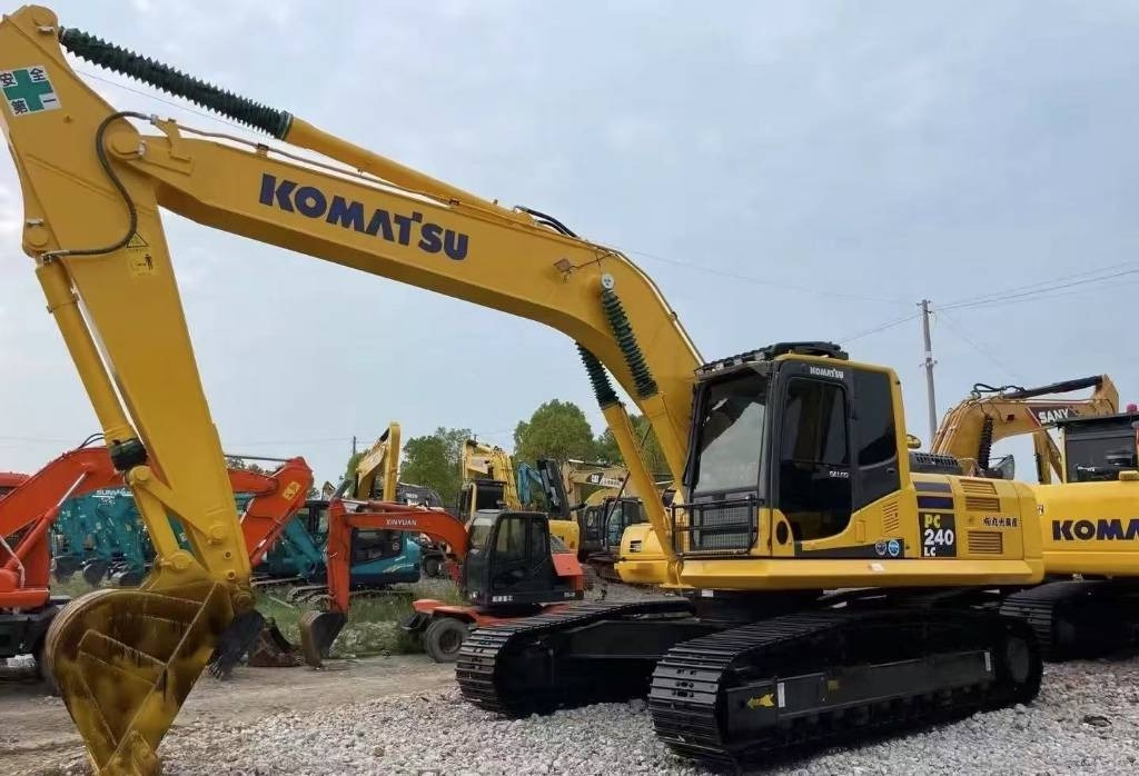 Komatsu PC 240 - حفارات زحافة: صور 1 Komatsu PC 240 - حفارات زحافة: صور 1