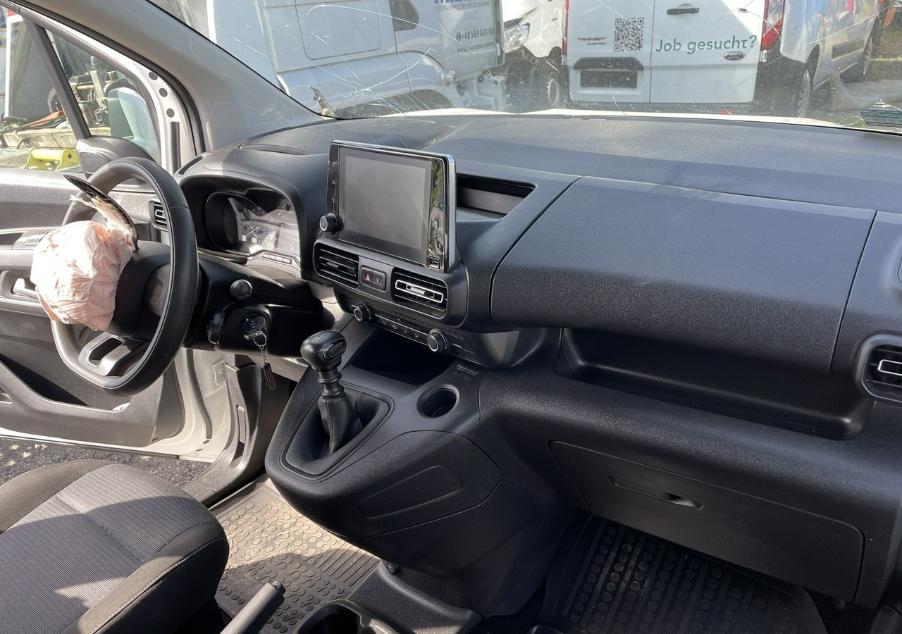 Toyota ProAce Proace City Verso Toyota Proace City Verso Long 1.5 D-4D Business 2021Salon - سيارة: صور 4 Toyota ProAce Proace City Verso Toyota Proace City Verso Long 1.5 D-4D Business 2021Salon - سيارة: صور 4