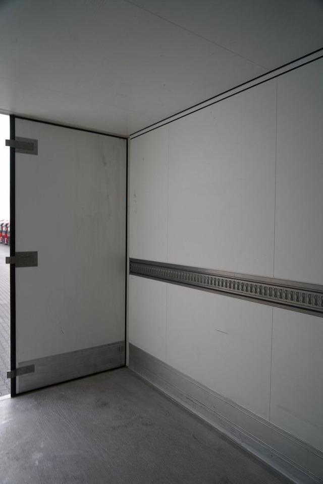 مبردة نصف مقطورة Schmitz Cargobull REFRIGERATED / FLOWER / THERMO KING / SLX 300 /: صور 21 مبردة نصف مقطورة Schmitz Cargobull REFRIGERATED / FLOWER / THERMO KING / SLX 300 /: صور 21