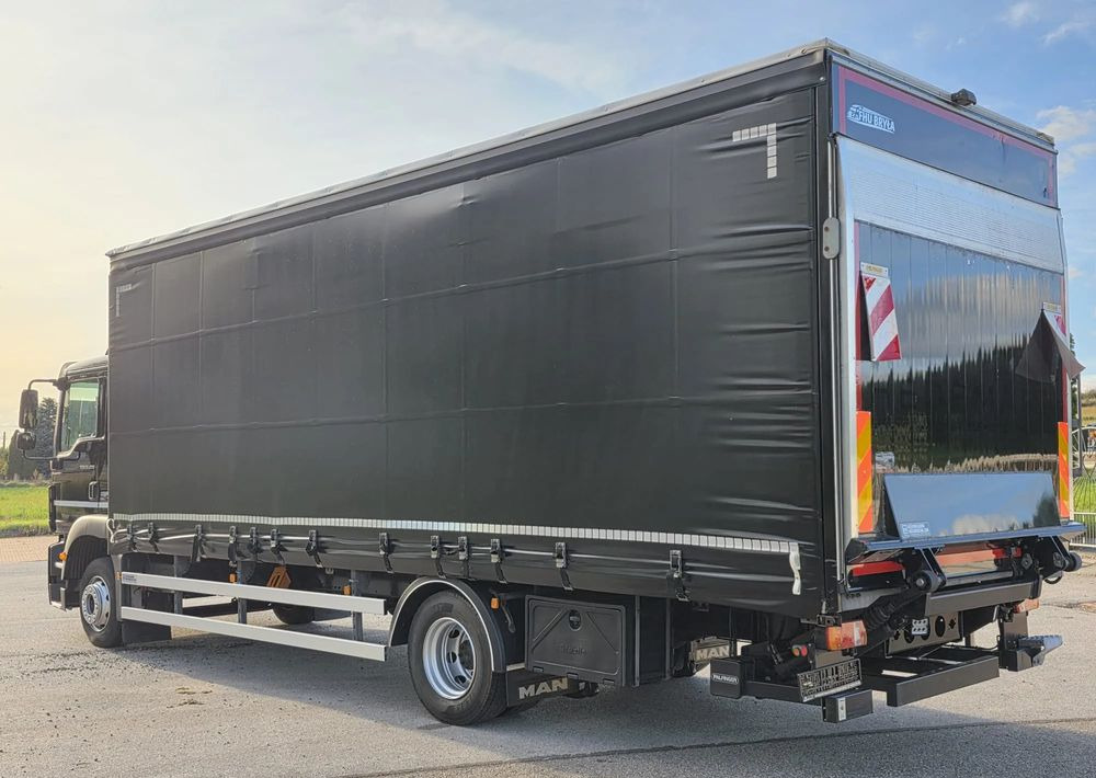 MAN TGM 12.290 / 15.290 / E6/ FIRANKA /BOCZNE DRZWI / BURTO-FIRANKA / 18PALET / WINDA / NISKI PRZEBIEG / 2018/ CAŁY NA PODUSZKACH / SERWISOWANY - شاحنة ستارة: صور 4 MAN TGM 12.290 / 15.290 / E6/ FIRANKA /BOCZNE DRZWI / BURTO-FIRANKA / 18PALET / WINDA / NISKI PRZEBIEG / 2018/ CAŁY NA PODUSZKACH / SERWISOWANY - شاحنة ستارة: صور 4