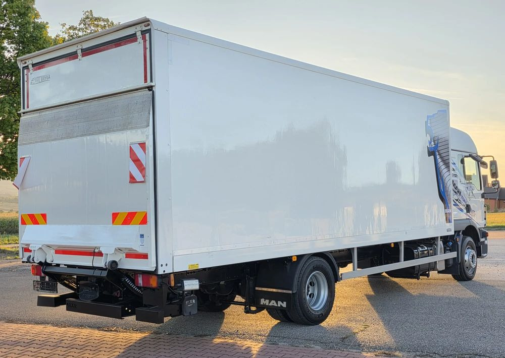 MAN TGM 15.290 / TGL / KONTENER / IZOTERMA / WINDA / KLIMA POSTOJOWA / 2019R / EURO 6 / PEŁEN SERWIS / 8200KG ŁADOWNOŚĆ / SPROWADZONY / ZADBANY / JAK NOWY / KSIĄŻKA SERWISOWA / E6 / 18 PALET - بصندوق مغلق شاحنة: صور 4 MAN TGM 15.290 / TGL / KONTENER / IZOTERMA / WINDA / KLIMA POSTOJOWA / 2019R / EURO 6 / PEŁEN SERWIS / 8200KG ŁADOWNOŚĆ / SPROWADZONY / ZADBANY / JAK NOWY / KSIĄŻKA SERWISOWA / E6 / 18 PALET - بصندوق مغلق شاحنة: صور 4