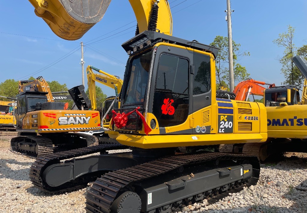 Komatsu PC 240 PC220 PC240-8 - حفارات زحافة: صور 2 Komatsu PC 240 PC220 PC240-8 - حفارات زحافة: صور 2