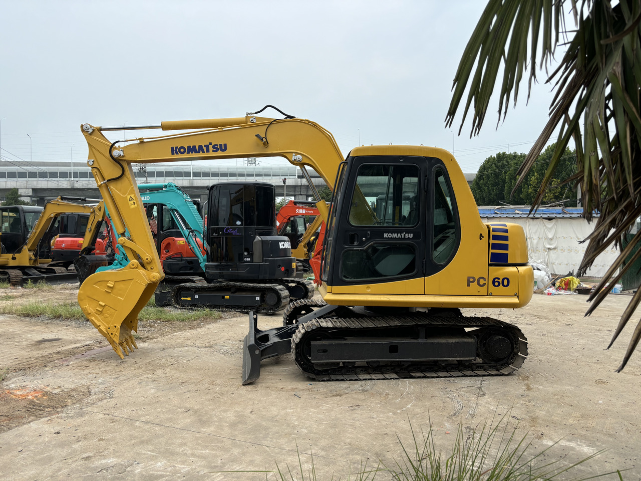 Komatsu PC 60-7 - حفارة مصغرة: صور 1 Komatsu PC 60-7 - حفارة مصغرة: صور 1
