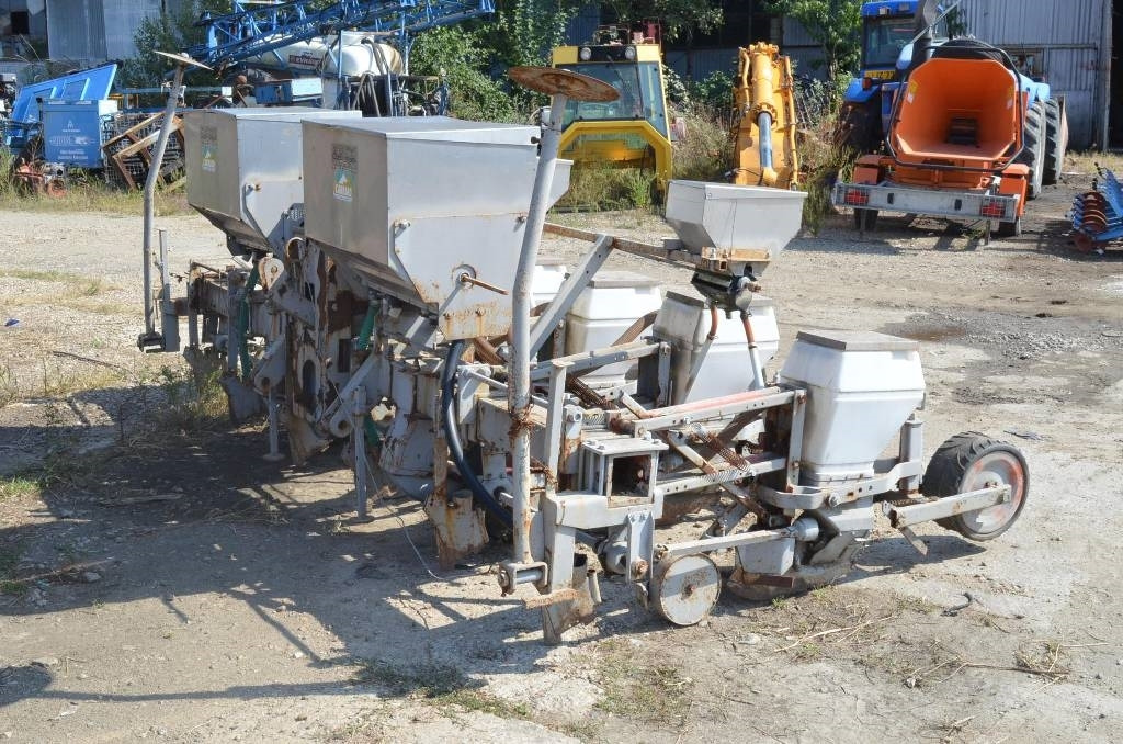 Carraro Elli 4000 - وضع البذور فى خطوط: صور 1 Carraro Elli 4000 - وضع البذور فى خطوط: صور 1