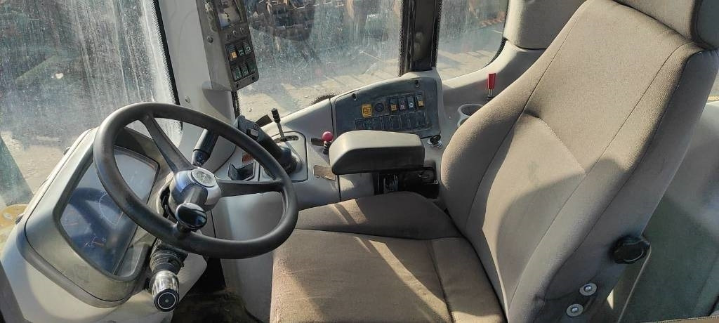 اللودر بعجل New Holland W 130: صور 8 اللودر بعجل New Holland W 130: صور 8