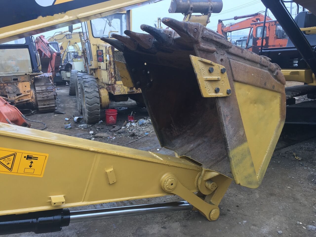 Caterpillar 320D - حفارات زحافة: صور 1 Caterpillar 320D - حفارات زحافة: صور 1