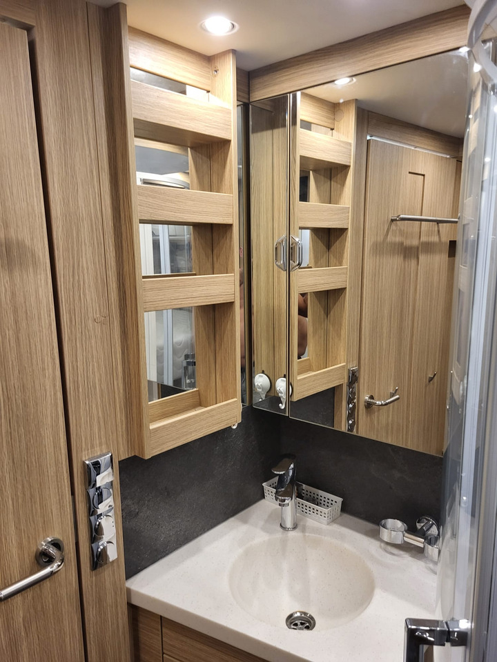 موتر هوم متكامل NIESMANN + BISCHOFF 920: صور 22 موتر هوم متكامل NIESMANN + BISCHOFF 920: صور 22