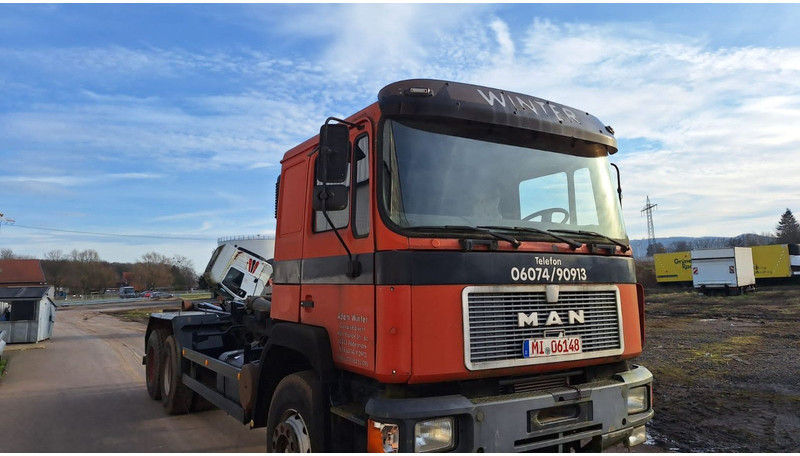 شاحنة ذات الخطاف MAN 26.272 K Abroller Blatt/Blatt 6x4: صور 8 شاحنة ذات الخطاف MAN 26.272 K Abroller Blatt/Blatt 6x4: صور 8