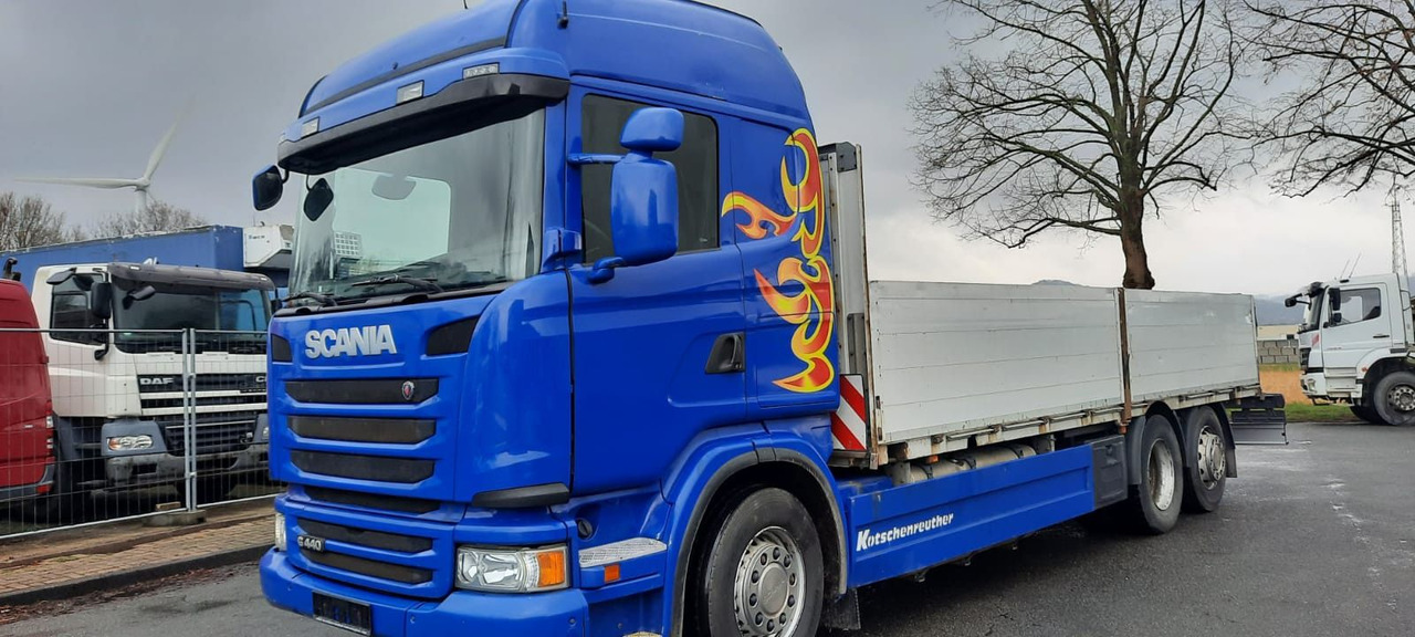 Scania G440 Pritsche 6x2 Kran am Heck vor. - شاحنات مسطحة, شاحنة كرين: صور 1 Scania G440 Pritsche 6x2 Kran am Heck vor. - شاحنات مسطحة, شاحنة كرين: صور 1