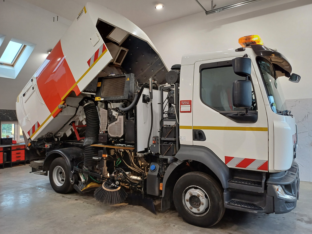 RENAULT D12 Zamiatarka Kehrmaschine 2 Motoren SEMAT Zoeller Szczotki L/R Euro 6 PM10 2017r - سياره كنس شوارع: صور 5 RENAULT D12 Zamiatarka Kehrmaschine 2 Motoren SEMAT Zoeller Szczotki L/R Euro 6 PM10 2017r - سياره كنس شوارع: صور 5