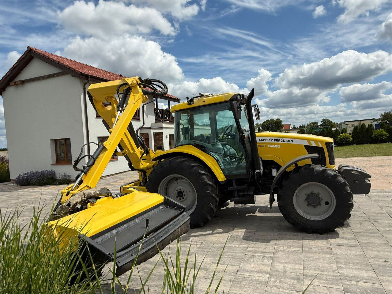 Massey Ferguson 6445 z kosiarką wysięgnikową do poboczy Rousseau T hénor 510 L FI - جرار: صور 4 Massey Ferguson 6445 z kosiarką wysięgnikową do poboczy Rousseau T hénor 510 L FI - جرار: صور 4