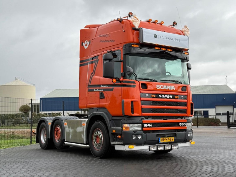 Scania R 164 GA 6X2/4 NA 580 SHOW TRUCK, GESTUURDE VOORLOPER, COMPLEET, TOP. - شاحنة جرار: صور 1 Scania R 164 GA 6X2/4 NA 580 SHOW TRUCK, GESTUURDE VOORLOPER, COMPLEET, TOP. - شاحنة جرار: صور 1