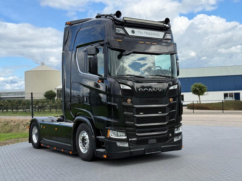 Scania S520 V8 NGS EURO 6D, VOLLUCHT, RETARDER, 6 PUNTS LUCHTVERING, LEER, ALCOA. - شاحنة جرار: صور 1 Scania S520 V8 NGS EURO 6D, VOLLUCHT, RETARDER, 6 PUNTS LUCHTVERING, LEER, ALCOA. - شاحنة جرار: صور 1