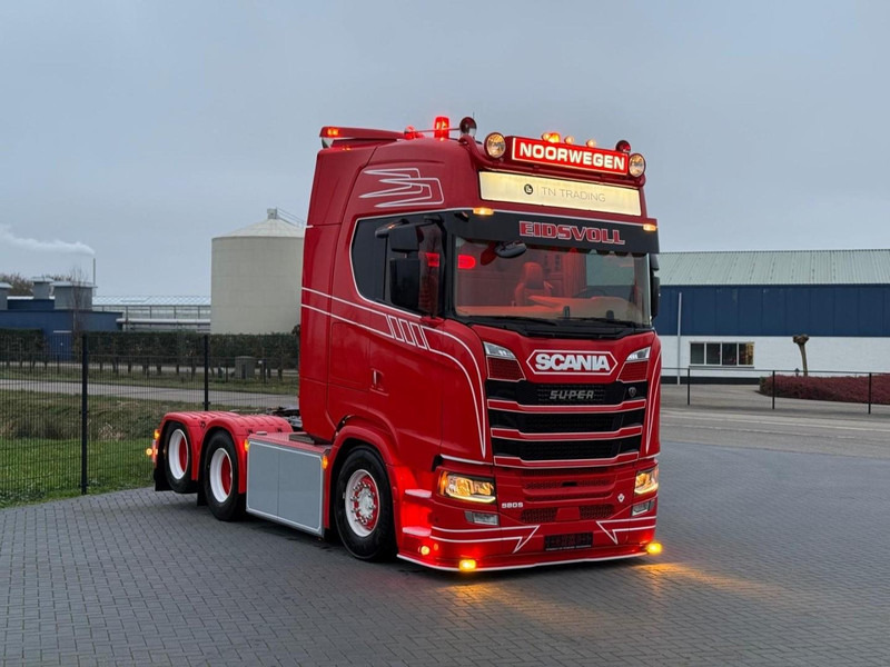 Scania S580 V8 NGS SHOW TRUCK, VOLLUCHT, SPECIAL INTERIOR, BOMVOL, ALS NIEUW. - شاحنة جرار: صور 1 Scania S580 V8 NGS SHOW TRUCK, VOLLUCHT, SPECIAL INTERIOR, BOMVOL, ALS NIEUW. - شاحنة جرار: صور 1