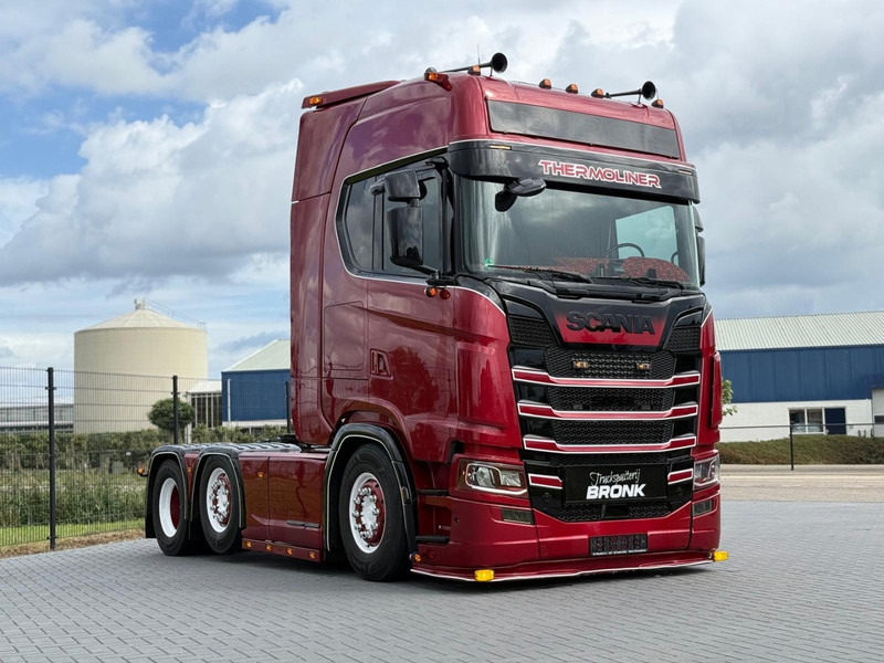Scania S580 V8 NGS SHOWTRUCK, VOLLUCHT, RETARDER, LEER, GESTUURD. - شاحنة جرار: صور 1 Scania S580 V8 NGS SHOWTRUCK, VOLLUCHT, RETARDER, LEER, GESTUURD. - شاحنة جرار: صور 1
