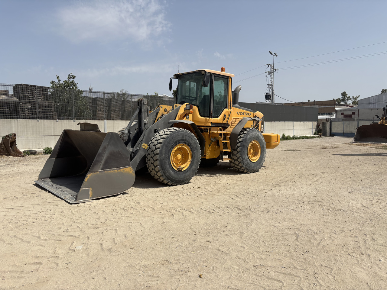 VOLVO L120F - آلات البناء: صور 1 VOLVO L120F - آلات البناء: صور 1
