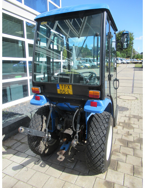 New Holland TC21D 4WD 4x4 Cabine Verwarming - جرار: صور 4 New Holland TC21D 4WD 4x4 Cabine Verwarming - جرار: صور 4