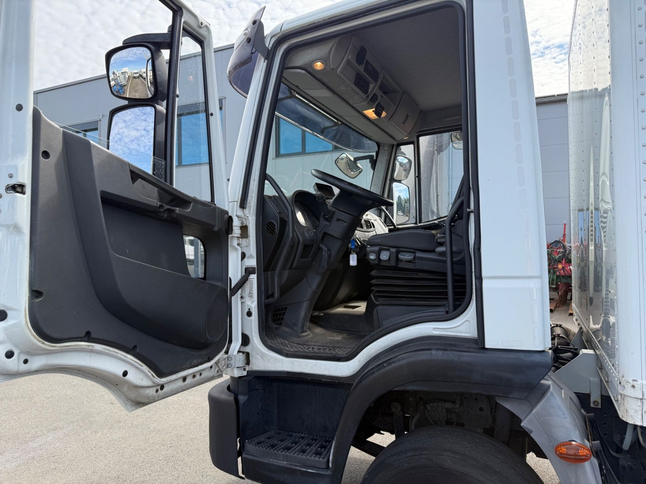 مصاعد الازدهار محمولة على شاحنة Iveco Eurocargo 120E18 E5/15m/Comet 151TAL: صور 10 مصاعد الازدهار محمولة على شاحنة Iveco Eurocargo 120E18 E5/15m/Comet 151TAL: صور 10