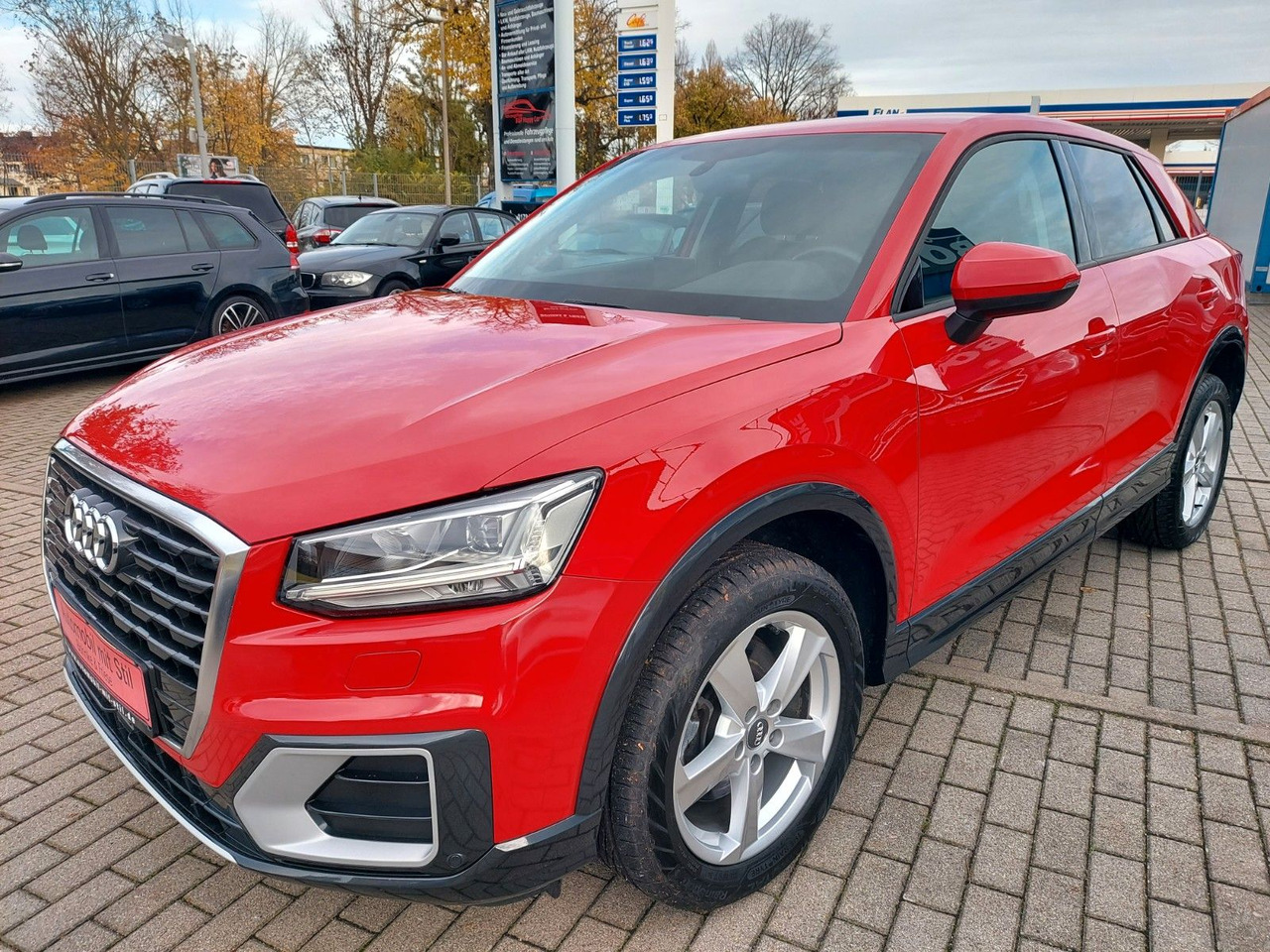 Audi Q2 40 TFSI quattro sport LED Leder Kamera AHK - سيارة دفع رباعي: صور 5 Audi Q2 40 TFSI quattro sport LED Leder Kamera AHK - سيارة دفع رباعي: صور 5