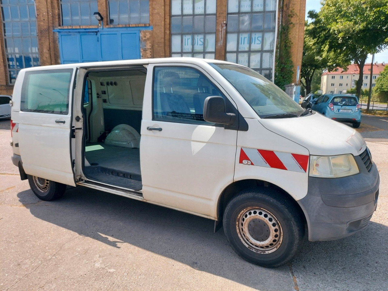 Volkswagen T5 Transporter Kombi Kasten 4Motion lang - ميكروباص: صور 1 Volkswagen T5 Transporter Kombi Kasten 4Motion lang - ميكروباص: صور 1