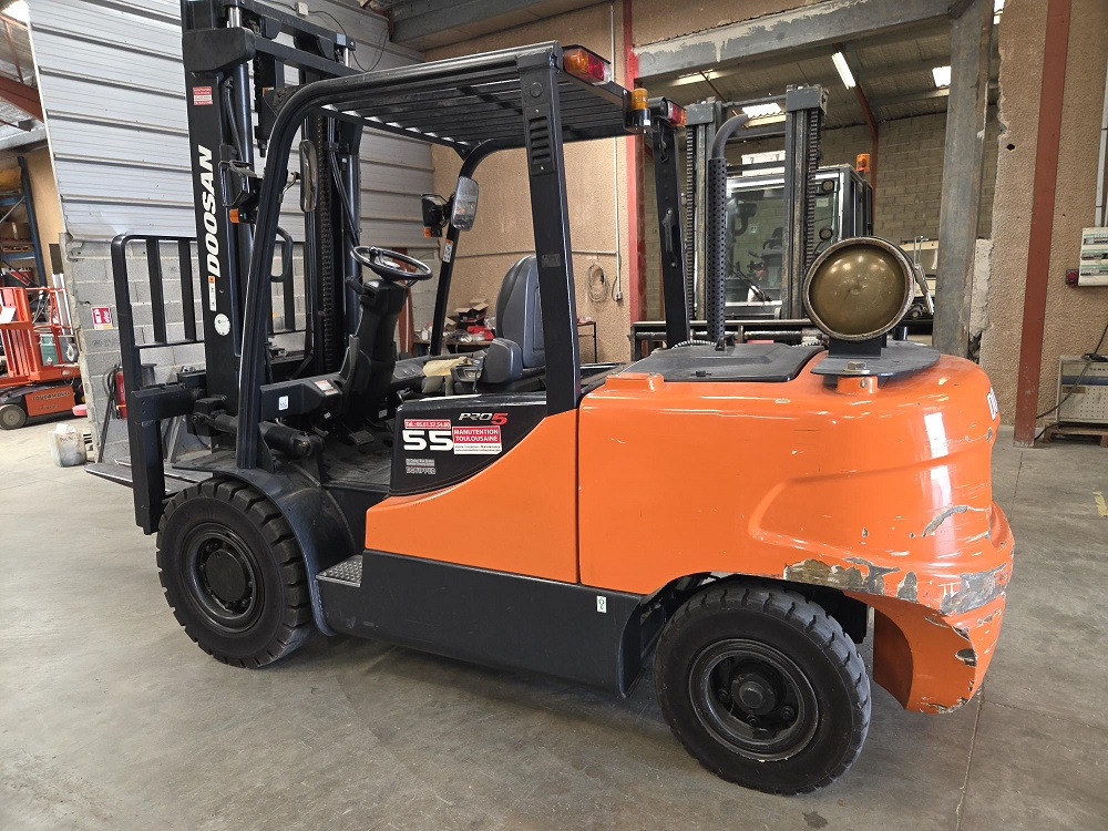 DOOSAN G55C-5 - رافعة شوكية تعمل بالغاز: صور 2 DOOSAN G55C-5 - رافعة شوكية تعمل بالغاز: صور 2