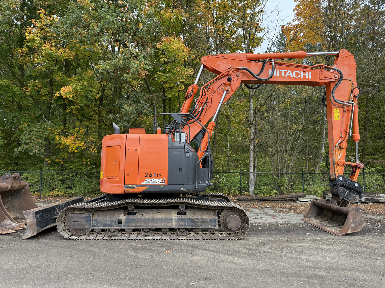 Hitachi ZX225USLC-6 - حفارات زحافة: صور 5 Hitachi ZX225USLC-6 - حفارات زحافة: صور 5