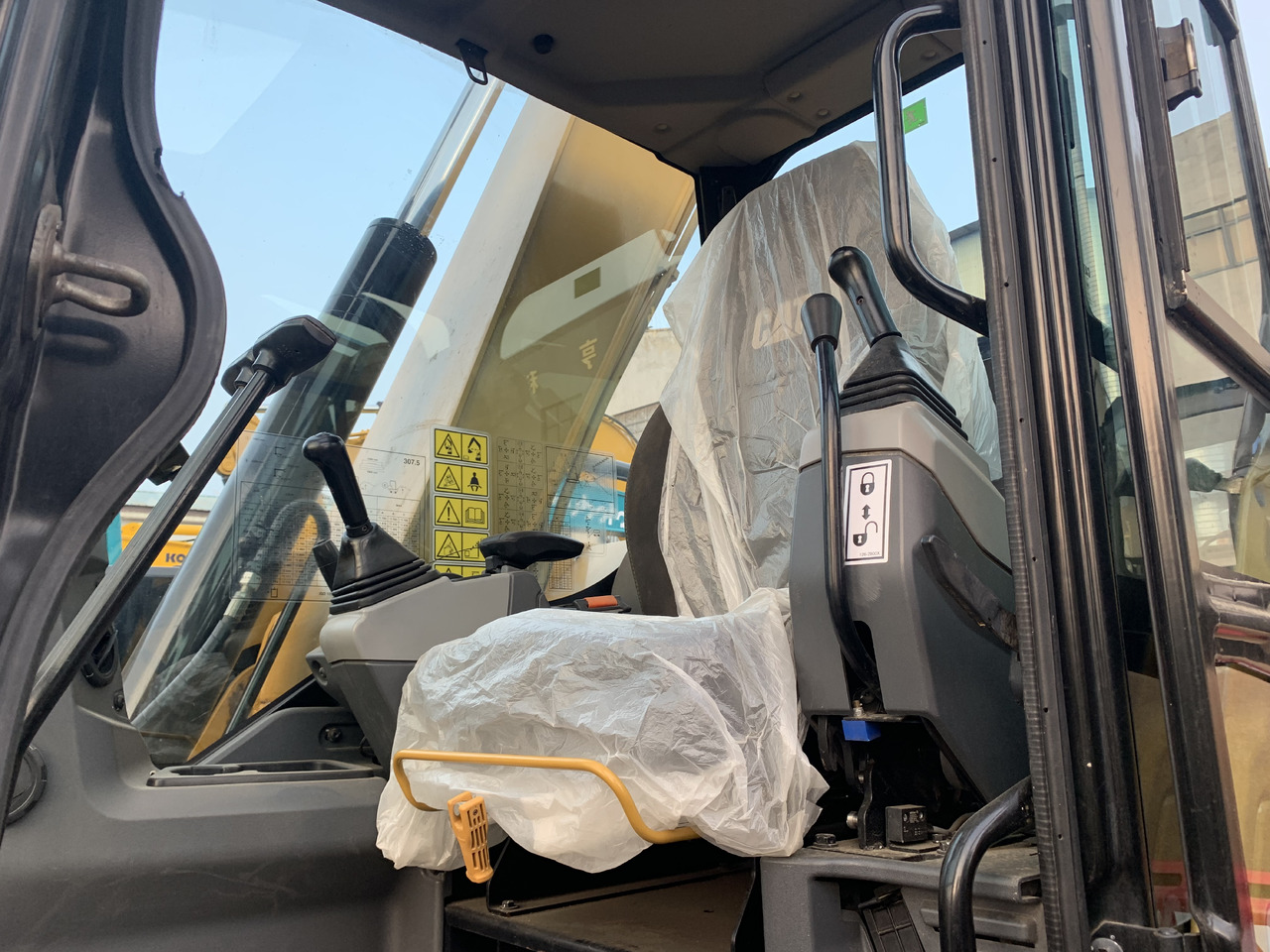 CATERPILLAR 307.5 - حفارة على عجلات: صور 4 CATERPILLAR 307.5 - حفارة على عجلات: صور 4