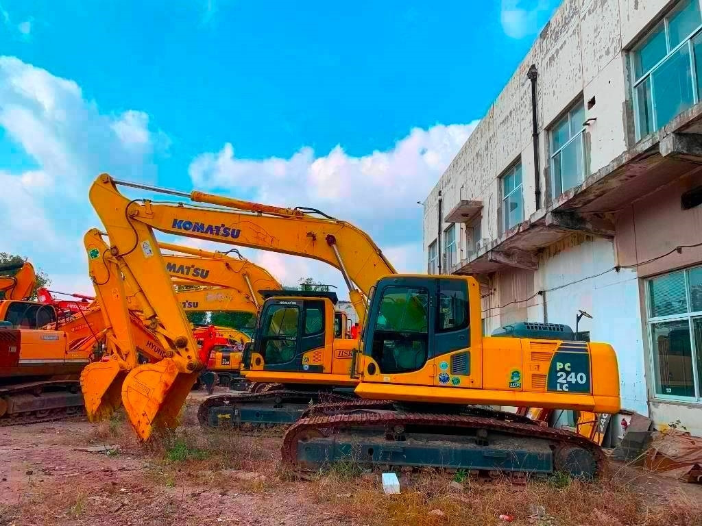 Komatsu PC 240 - حفارات زحافة: صور 2 Komatsu PC 240 - حفارات زحافة: صور 2