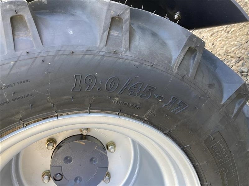 لودر مفصلي صغير Eurotrac W13F: صور 11