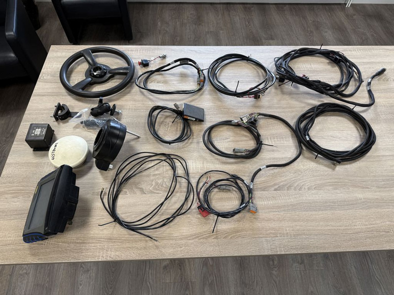 Trimble GFX-750 / New Holland FM-750 GPS - قطع الغيار - شاحنة: صور 4 Trimble GFX-750 / New Holland FM-750 GPS - قطع الغيار - شاحنة: صور 4