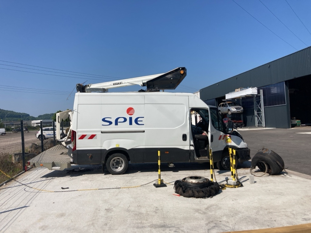 IVECO DAILY FOURGON 50C18 - مصاعد الازدهار محمولة على شاحنة: صور 2 IVECO DAILY FOURGON 50C18 - مصاعد الازدهار محمولة على شاحنة: صور 2