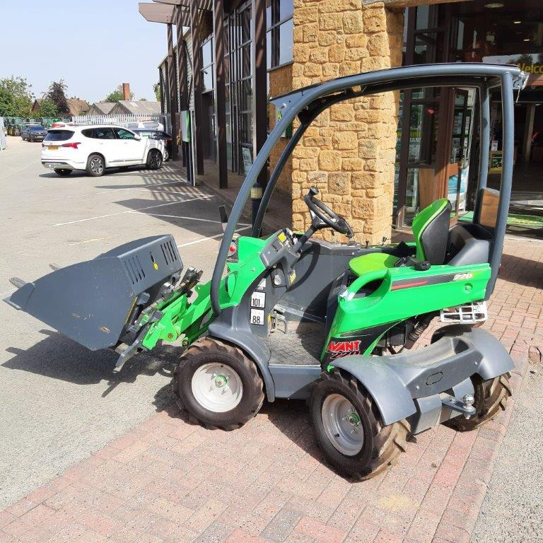 Avant 220 mini loader - لودر مفصلي صغير: صور 4 Avant 220 mini loader - لودر مفصلي صغير: صور 4