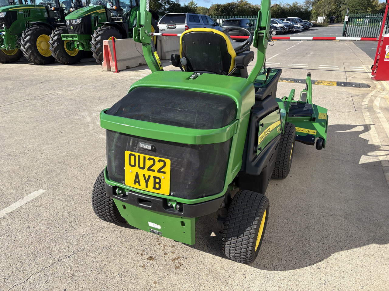 John Deere 1570 C/w 72" rear discharge deck - جزازة المروج: صور 4 John Deere 1570 C/w 72" rear discharge deck - جزازة المروج: صور 4