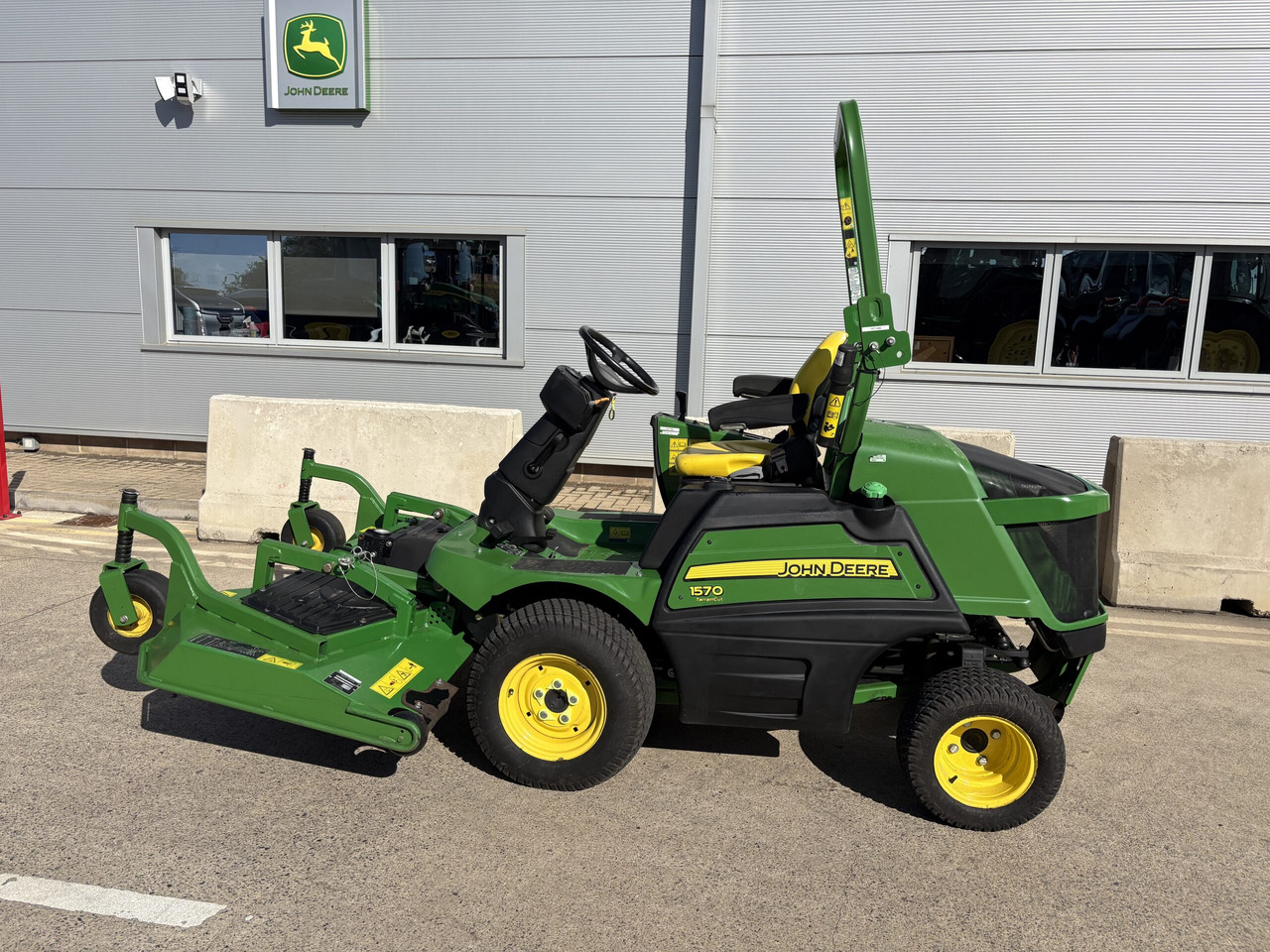 John Deere 1570 C/w 72" rear discharge deck - جزازة المروج: صور 1 John Deere 1570 C/w 72" rear discharge deck - جزازة المروج: صور 1