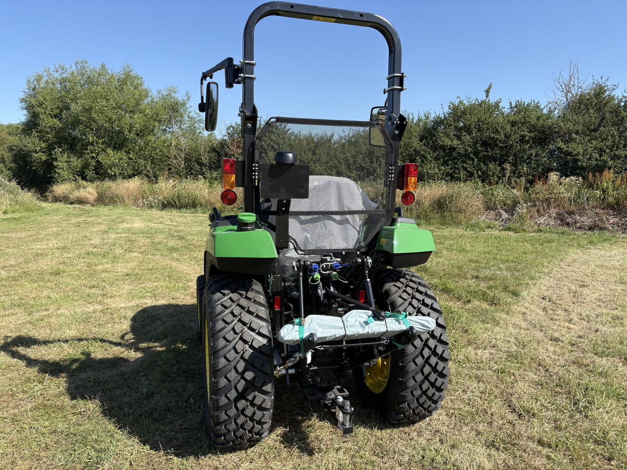 John Deere 2038R Compact Tractor - جرار صغير: صور 3 John Deere 2038R Compact Tractor - جرار صغير: صور 3