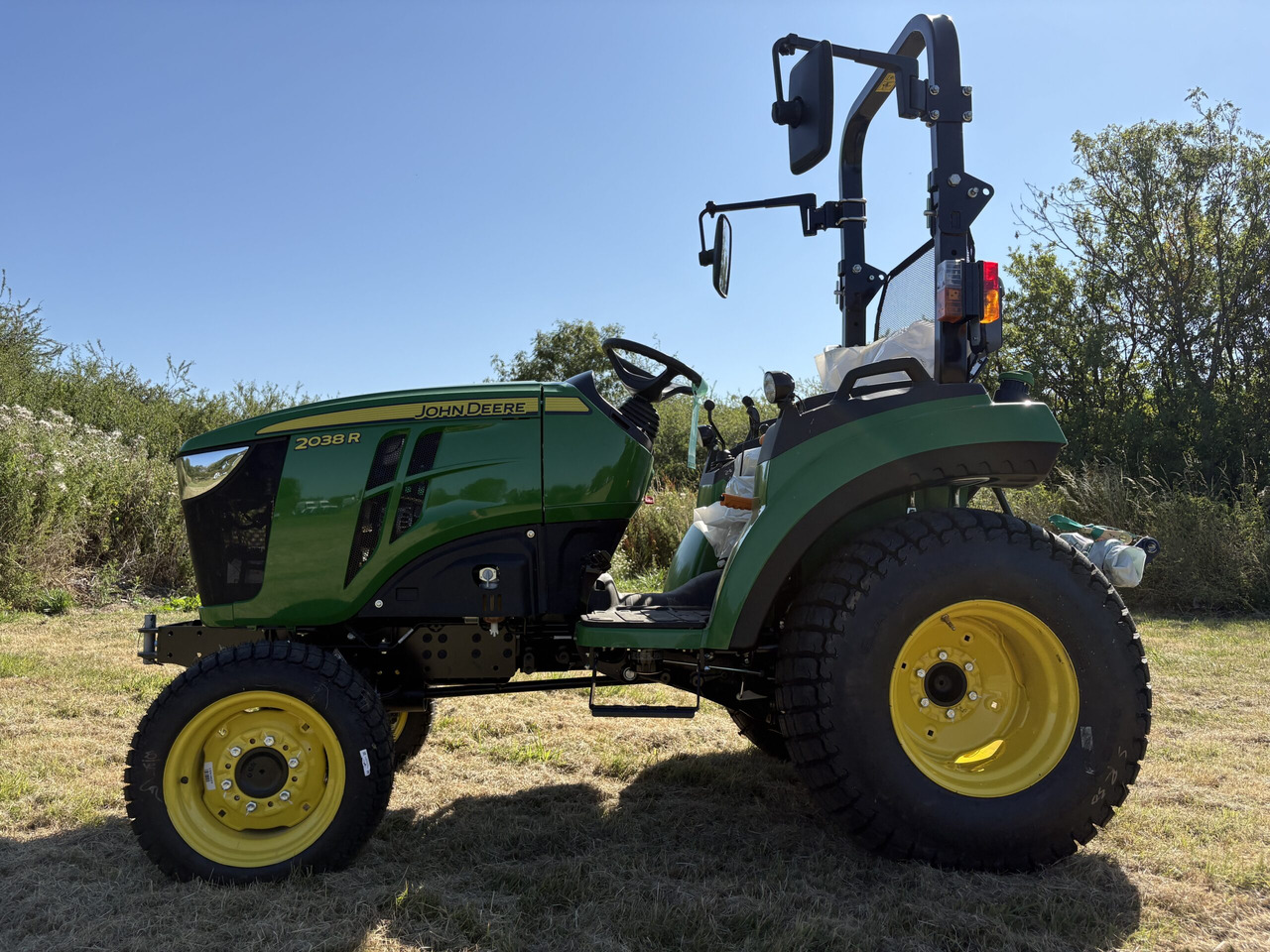 John Deere 2038R Compact Tractor - جرار صغير: صور 1 John Deere 2038R Compact Tractor - جرار صغير: صور 1