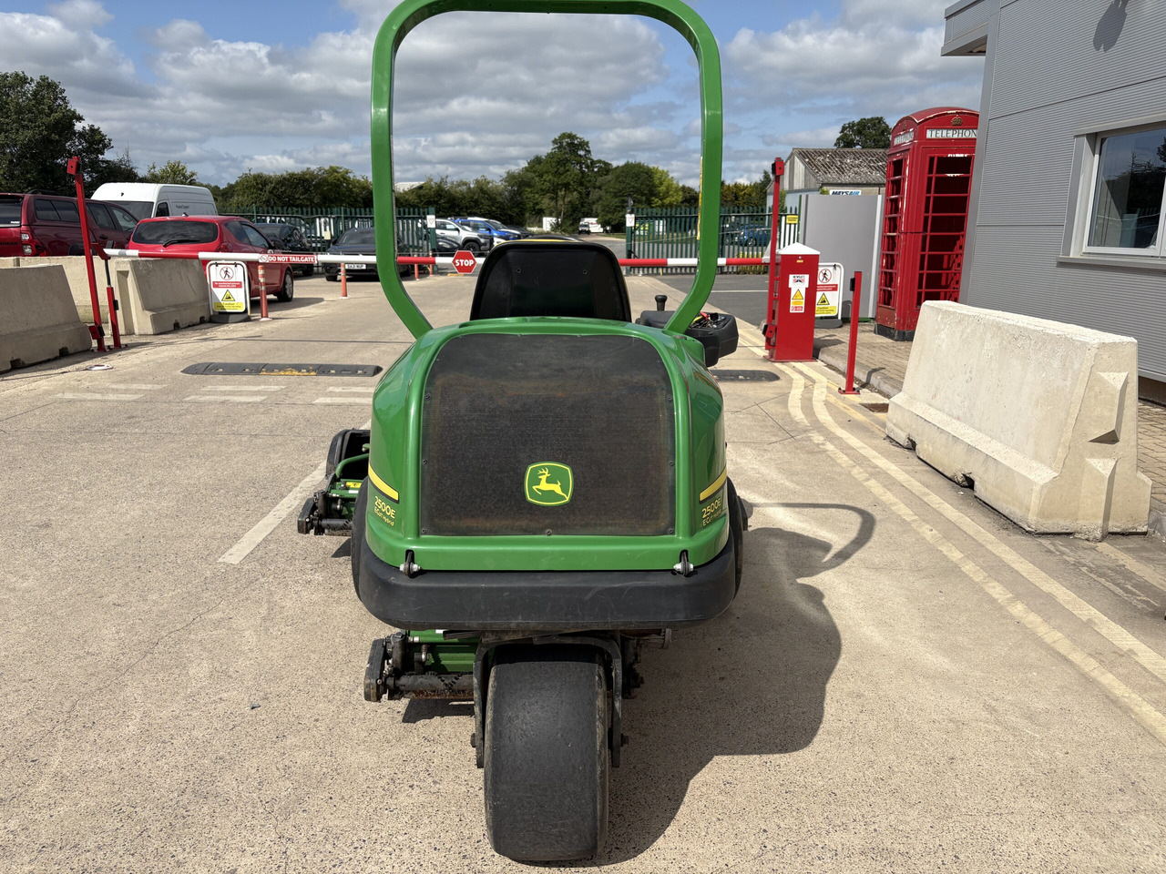 John Deere 2500E Greens Triple - جزازة المروج: صور 3 John Deere 2500E Greens Triple - جزازة المروج: صور 3
