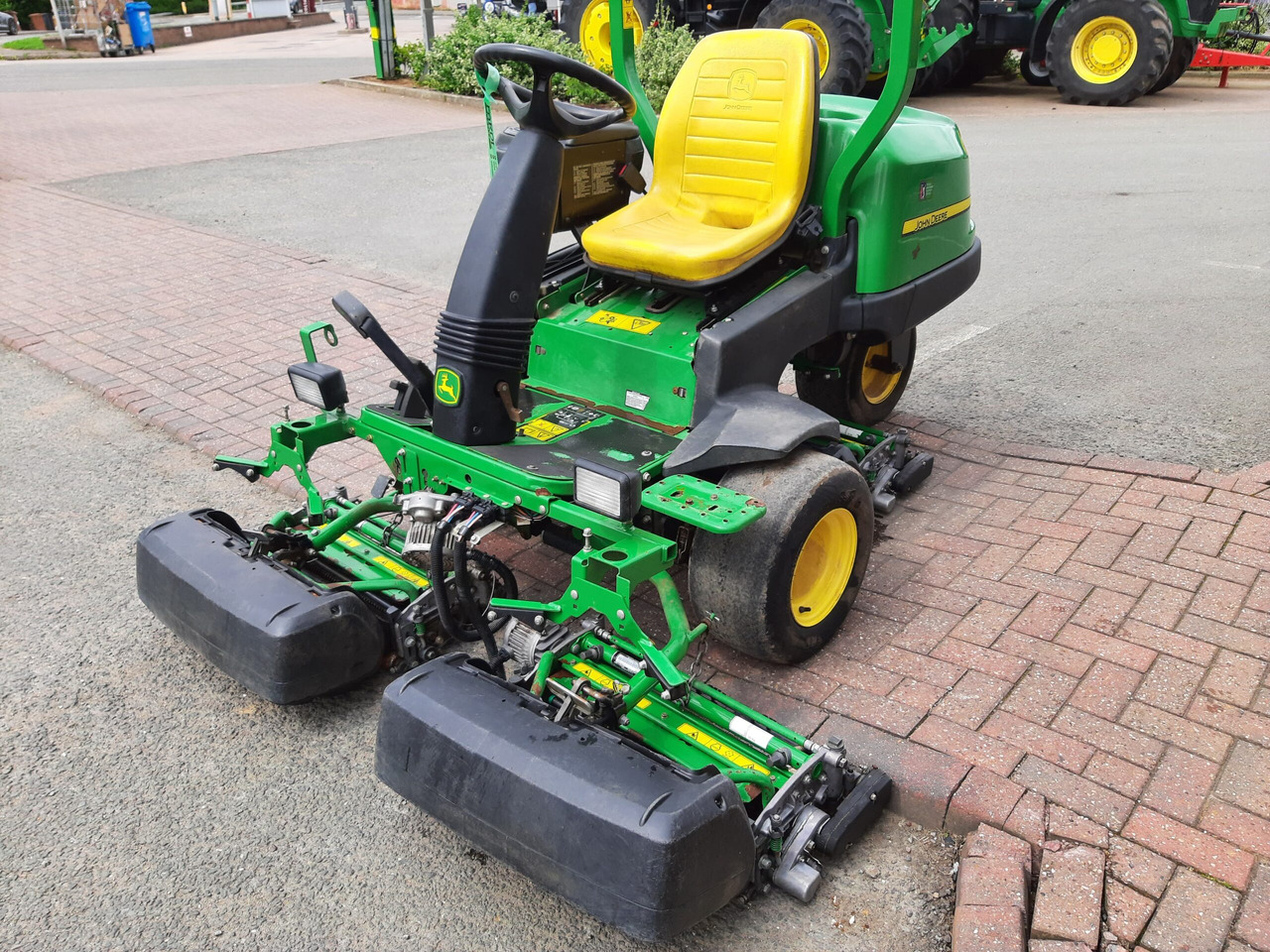 John Deere 2500E greens triple mower - جزازة المروج: صور 1 John Deere 2500E greens triple mower - جزازة المروج: صور 1